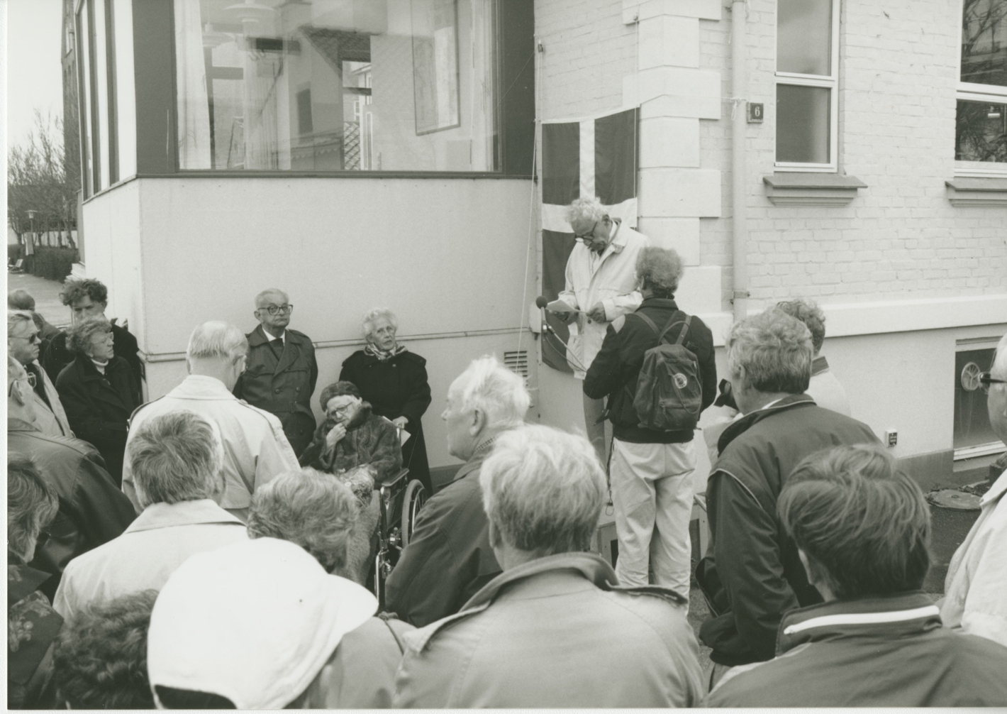 Mindepladen afsløres 5. maj 1996