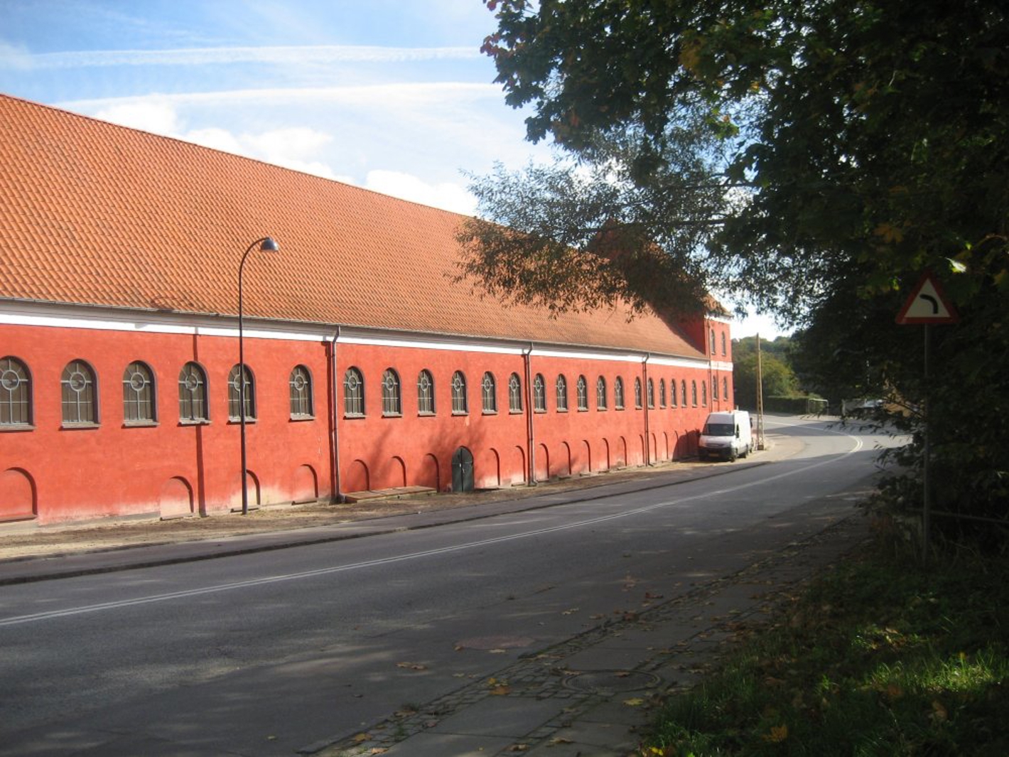Ørholm. Mølleåen passerer under fabrikken ved siden af den lave port.