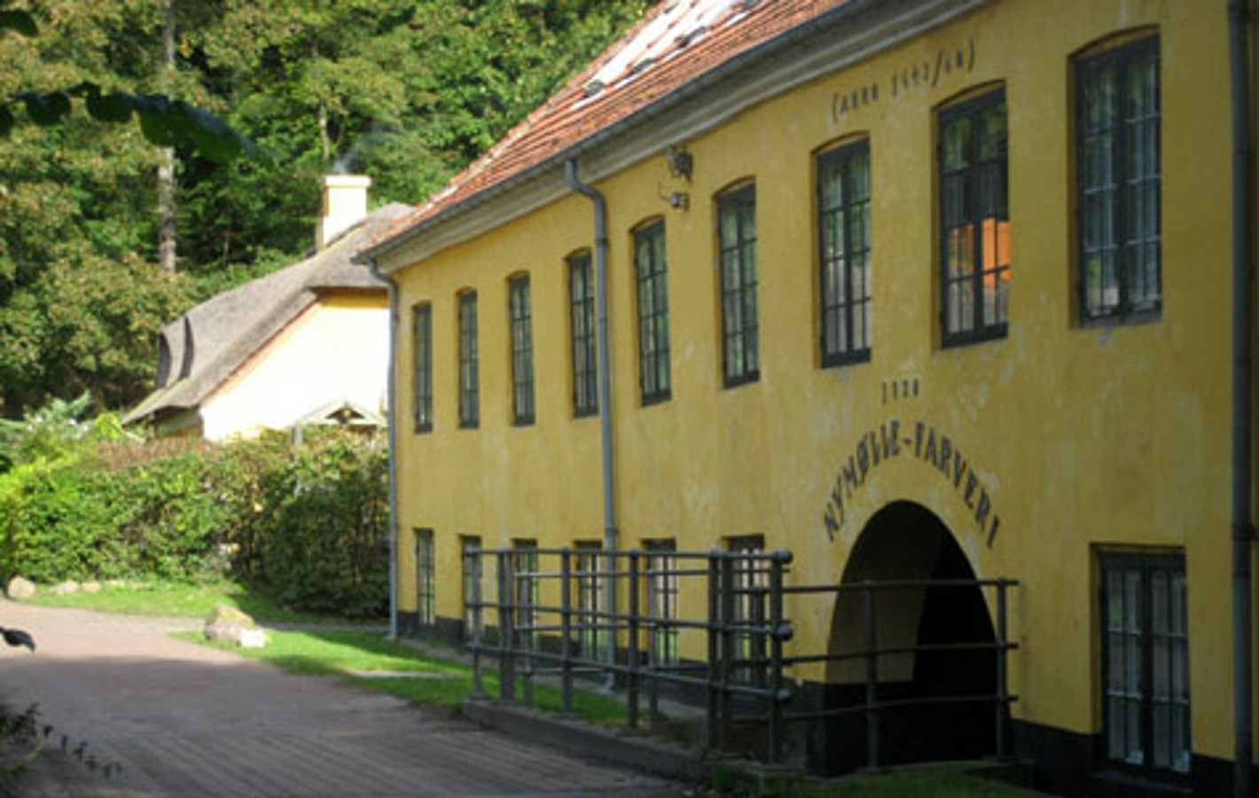 Nymølle fabriksbygning ved åens gennemløb.