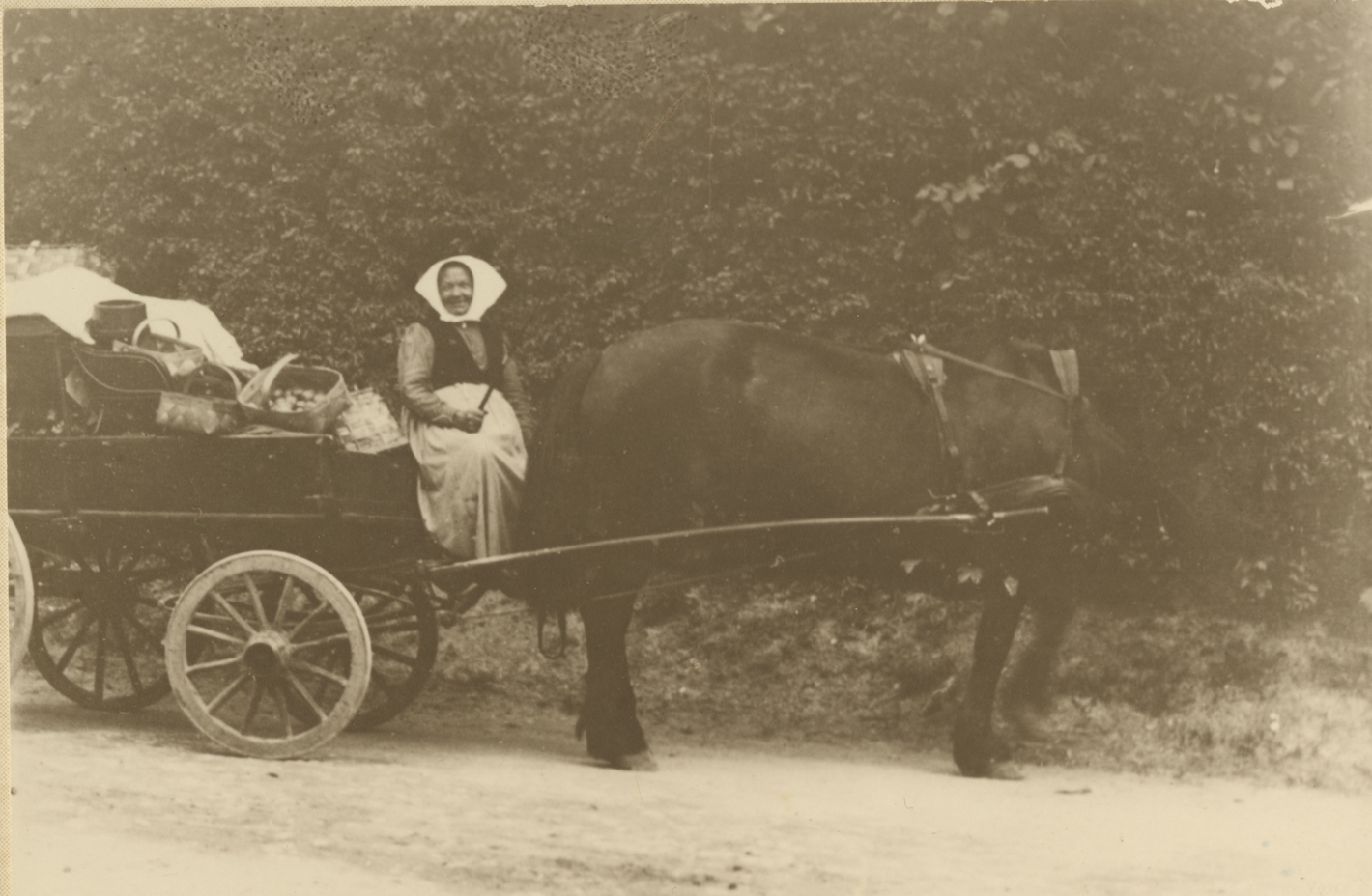 Kirstine Andersen på salgstur med grøntsager, ca. 1900.